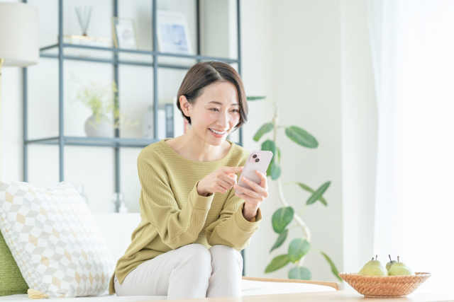 女性がスマートホンを操作している画像