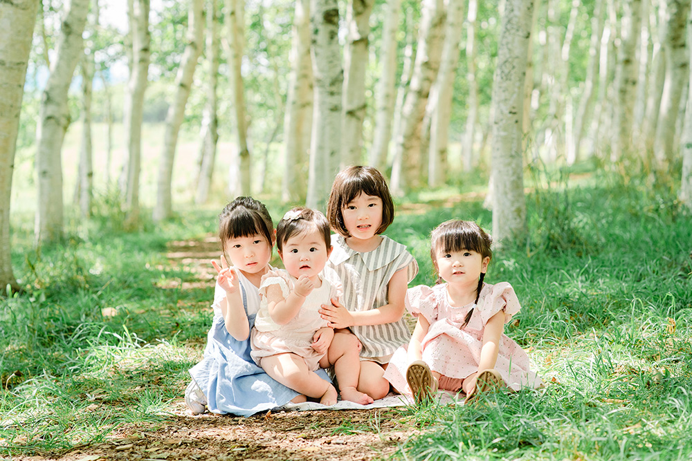 白樺の4人の子供たちの写真